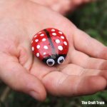 pebbly ladybug rock art to decorate the garden – bug in hand #ladybug pebblebug #kidscraft #rockart #creativefun #bugs #kidscrafts