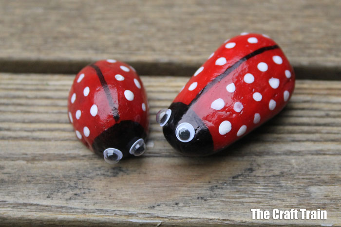 ladybug craft idea for kids – make a ladybug from a rock #bugs #kidscrafts #rockart #insects #minibeasts #ladybugcraft