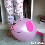 balloon puppy craft for kids: make adorable puppies which you can take for walks around the house! This would be a great kids craft for kids who love animals #puppy #animalcraft #kidscraft #balloon