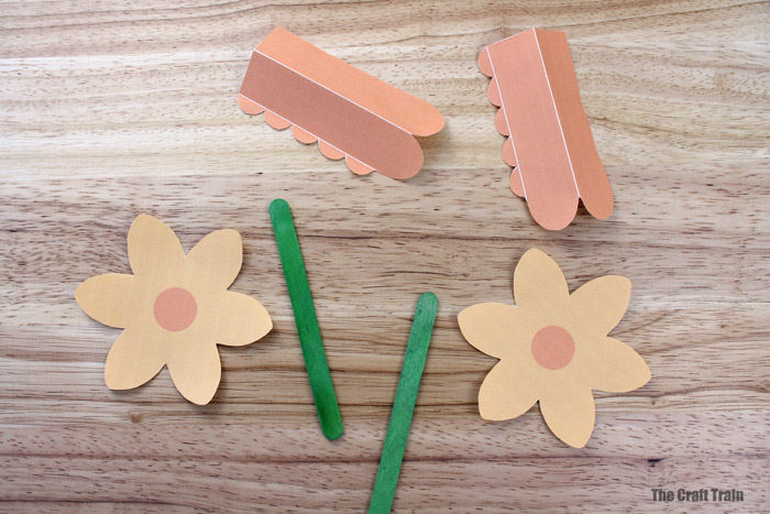 cut out the pieces to make the daffodil craft