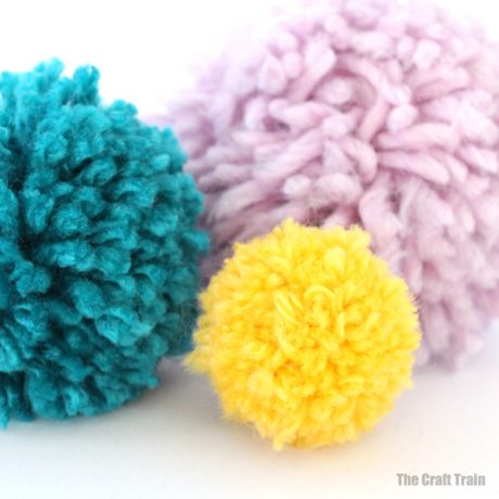 fluffy pom poms – how to make them using a DIY pom pom maker
