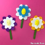 Happy flowers from felt and wooden teaspoons on pink background #flowercrafts #kidscrafts #feltcrafts #Spring #Springcrafts
