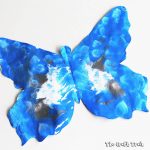 Butterfly squish art - an easy butterfly process art and printing activity for kids. This makes a fun Spring craft idea and includes printable template #butterfly #butterflycraft #Springcraft #kidscrafts #processart #printing #kidsart