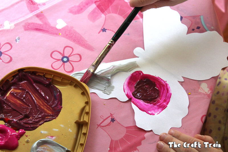 Butterfly squish art - an easy butterfly process art and printing activity for kids. This makes a fun Spring craft idea and includes printable template #butterfly #butterflycraft #Springcraft #kidscrafts #processart #printing #kidsart