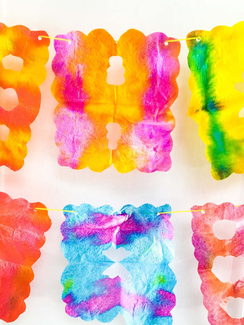 Paper towel garland craft idea for kids. Use liquid watercolours to create paper towl "snowflake" designs, then string them into a pretty garland #papertowel #liquidwatercolour #liquidwatercolor #garland #kidscraft #kidsart