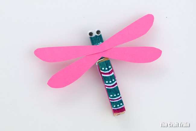 How to make an adorable peg dragonfly craft with pink paper wings