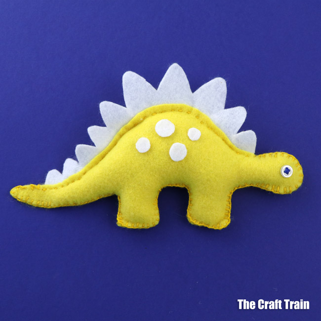Dinosaur softies -printable felt sewing patterns, a stegosaurus and a diplodocus #sewasoftie #feltcrafts #dinosaurs