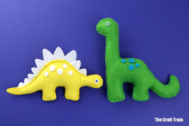 Dinosaur softies -printable felt sewing patterns, a stegosaurus and a diplodocus #sewasoftie #feltcrafts #dinosaurs