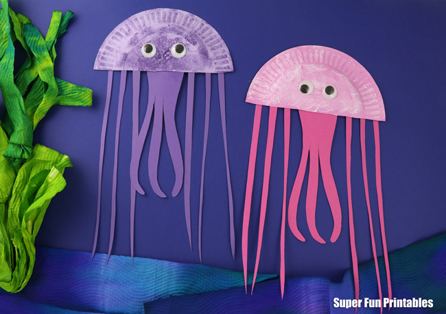 Adorable paper plate jellyfish craft, from the paper plate Ocean Animal ebook containing the templates for 14 amazing ocean animals along with facts and information kids will love to learn #oceananimals #crab #paperplate #kidscrafts