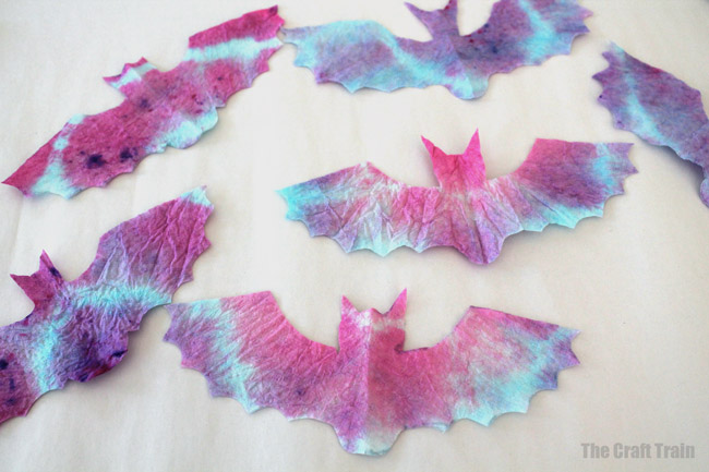 Easy halloween suncatchers made from tie dyed paper towel. This is a fun and simple craft idea for halloween #kidscrafts #halloweencrafts #batcraft #suncatchers
