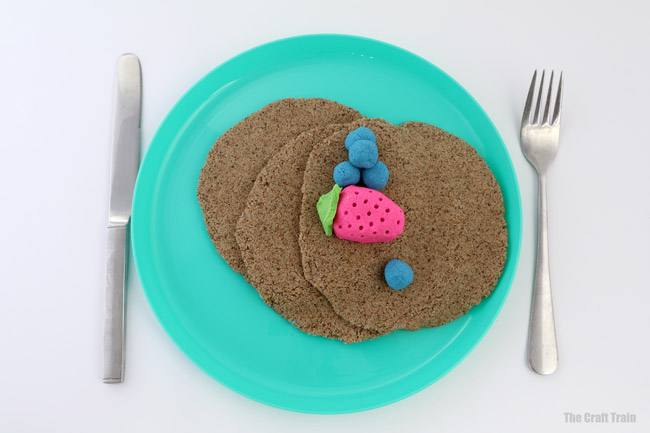 Pretend play pancakes made from sand!b Kinetic sand is mouldable real sand which is perfect for sensory play for kids #sensoryplay #playfood #pretendfood #messyfun #kidsactivities