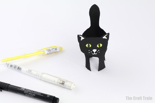 Black cat paper roll craft, use the printable template to get the outline to make this cute black cat craft for halloween #halloweencrafts #paperrollcrafts #blackcat #animalcrafts #cardboardtube #cardboardcraft #halloween #kidscrafts