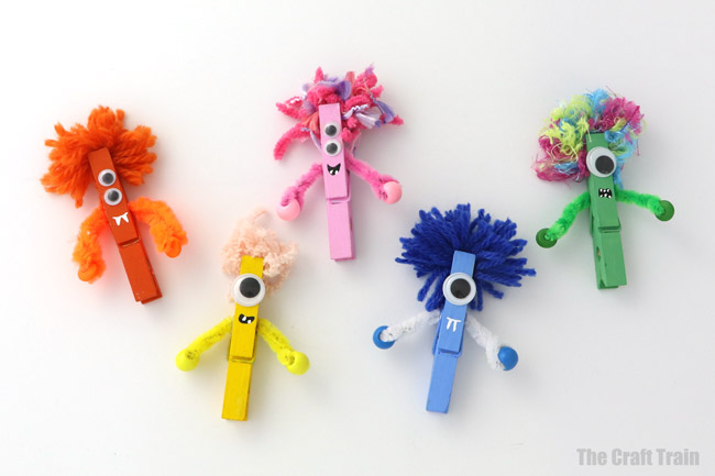Monster craft idea for Halloween – simple peg monsters #easycrafts #kidscrafts #monstercrafts #kidsactivities #clothespins #pegs #pegcrafts