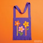 Hand sewn bag for kids - fringed flower bag with kids can make. This would make a nice kid-made gift idea for a friend #kidssewing #handmade #sewing #flowercraft #bag #felt