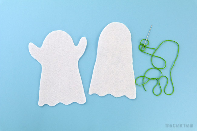 Ghost puppet sewing craft for kids with printable template. This would make a fun kids craft for Halloween #ghost #halloween #kidscrafts #puppets