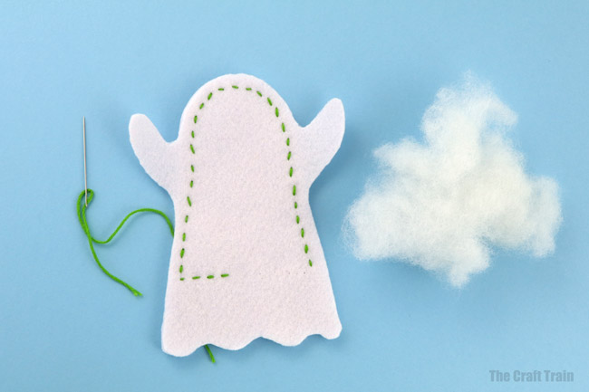 Ghost puppet sewing craft for kids with printable template. This would make a fun kids craft for Halloween #ghost #halloween #kidscrafts #puppets