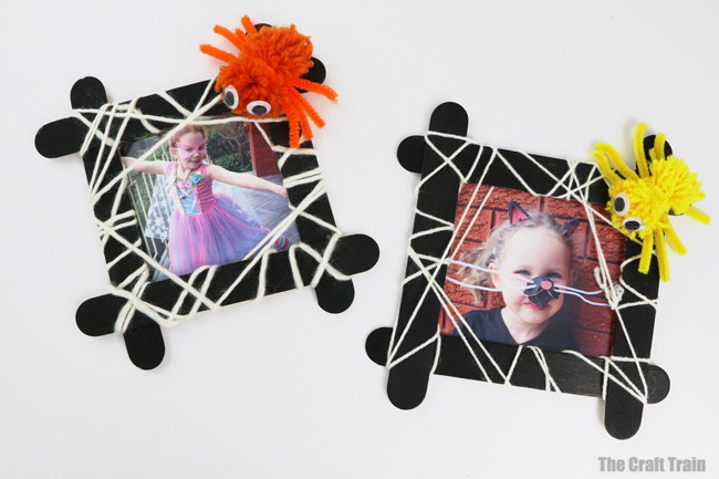 Spider photo frame easy Halloween craft for kids, a great way to display Halloween memories #halloween #kidscrafts #kidsactivities #halloweencrafts #easycrafts #spider #photoframe