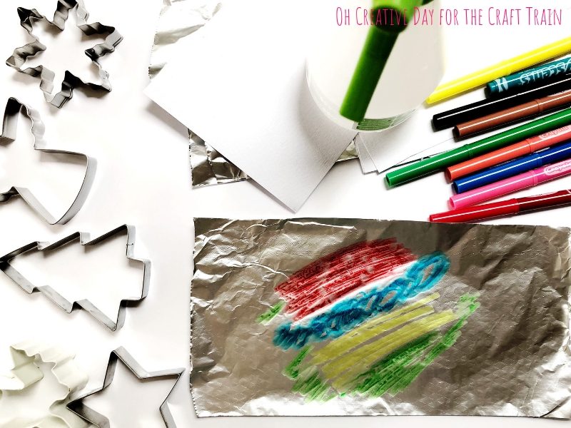 Arty DIY gift tags for Christmas - make your own colourful CHristmas gift tags using cookie cutters and this easy process art technique #kidsart #christmascrafts #kidscrafts #cookiecutters #gifttags #christmasgifts #foilprinting