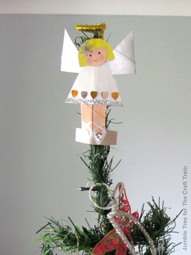 Tree top angel craft. Make a sweet paper roll angel for the top of the Christmas tree. This is a fun Christmas recycling craft idea for kids! #Christmascraft #kidscraft #angel #angelcraft #paperroll #cardboard #ornament