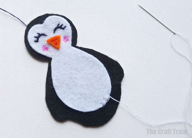 Penguin felt ornament with printable template. Steps #christmas #winter #penguin #kidscrafts #ornaments