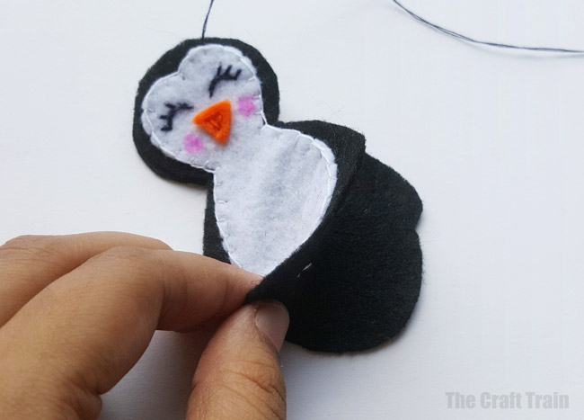 Penguin felt ornament with printable template. Steps #christmas #winter #penguin #kidscrafts #ornaments