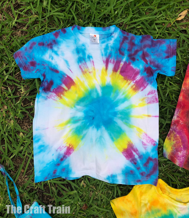 easy tie dye sunburst t-shirt kids can make #howtotiedye #tiedye #fabricart #traditionalcrafts #easycrafts #kidscrafts #librarybag