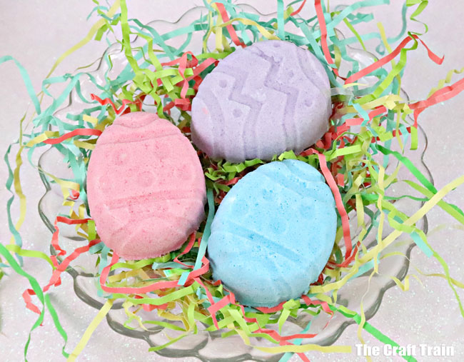 Make beautiful paster Easter egg bath bombs with a surprise bunny or chick toy inside. This is a lovely handmade gift idea for Easter that is non-candy and easy to make with our DIY bath bomb recipe #bathbomb #easter #bathbombrecipe #handmadegifts #kidsideas #craftsforkids #giftsforkids #eastereggcraft #eastercrafts