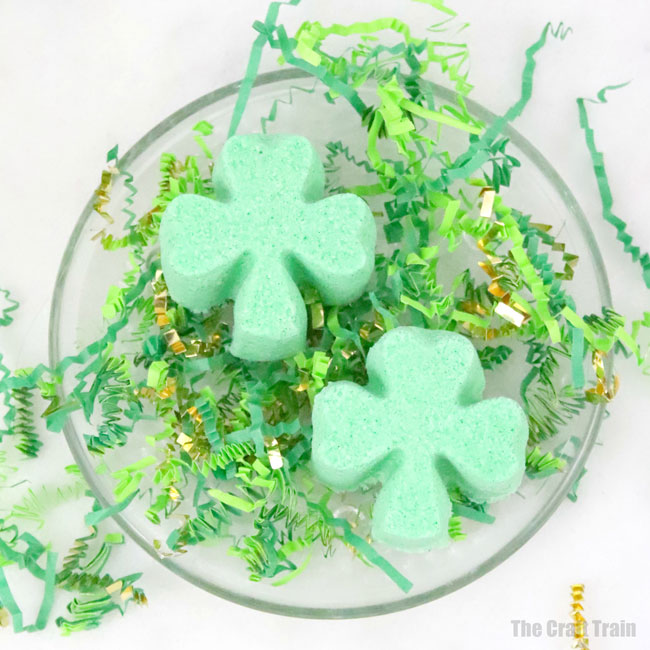 Shamrock bath bombs - easy DIY bath bomb recipe for St Patricks Day. These make great handmade gifts and an amazing fizzy bath experience scented with essential oils #bathbombs, #shamrock, #stpatricksday #diybathbombs #handmadegifts