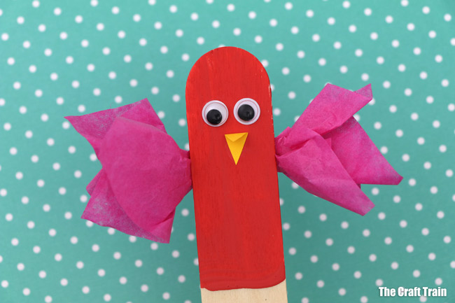 Easy bird puppet idea mad from craft sticks #birdpuppet #bird #craftsticks #popsiclesticks #kidscrafts #animalcrafts #thecrafttrain
