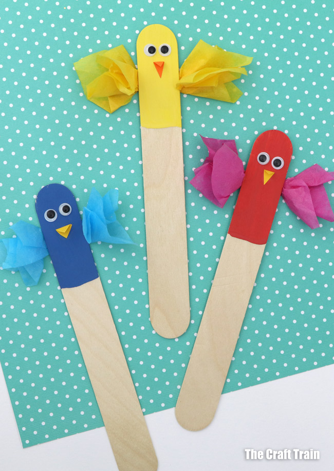 Easy bird puppet idea mad from craft sticks #birdpuppet #bird #craftsticks #popsiclesticks #kidscrafts #animalcrafts #thecrafttrain
