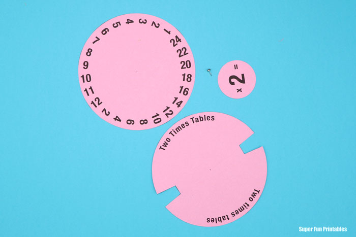 Times table spinner DIY learning toy for kids. Process pic. #timestables #multiplication #learning #kidscrafts #educationprintables #multiplicationtables #superfunprintables