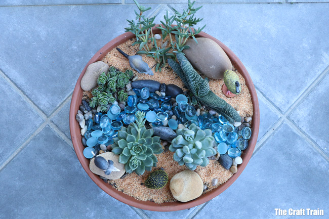 Australian animal succulent garden. This is a fun gardening project to do with kids and makes a lovely hand made gift or small world for imaginary play #succulents #succulentgarden #smallworld #gardeningwithkids #australiananimals #gardening #kidsactivities