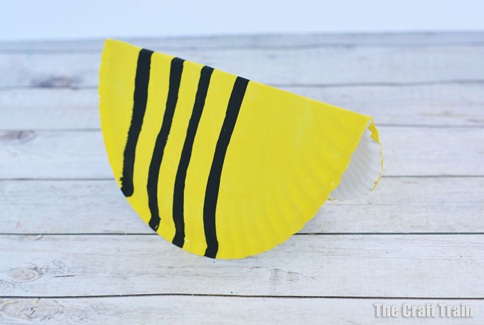making the rocking bee from a folded paper plate